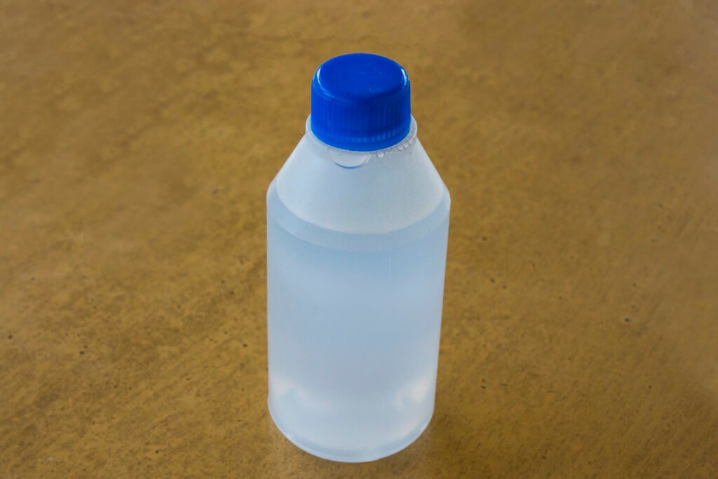 botellas de agua oxigenada sobre una superficie