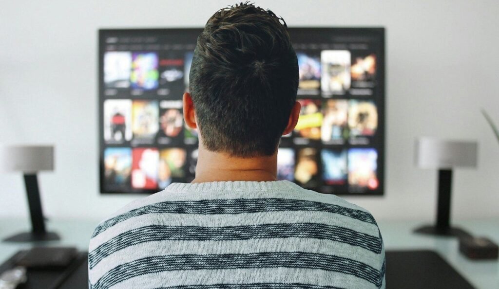 gente viendo videos en una pantalla
