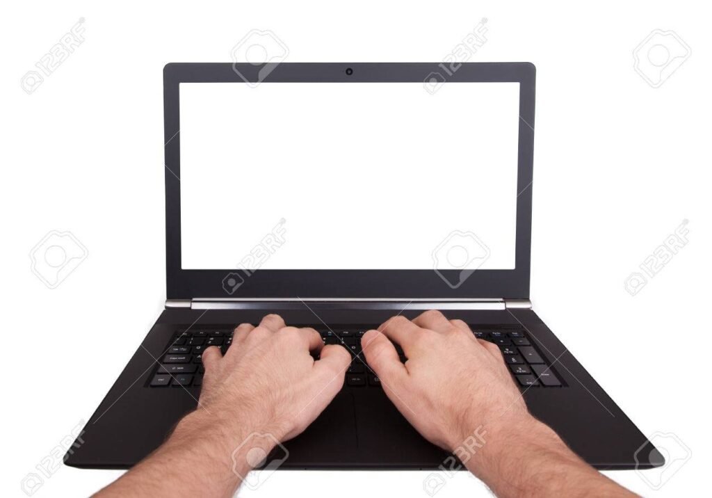 manos en teclado con pantallas de computadora