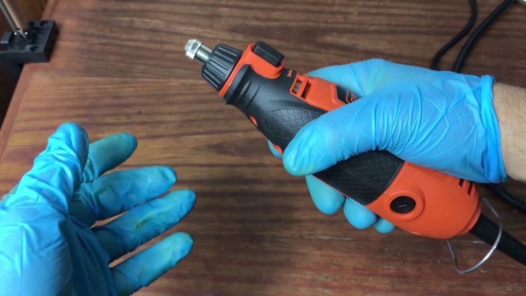 mini torno black decker en uso