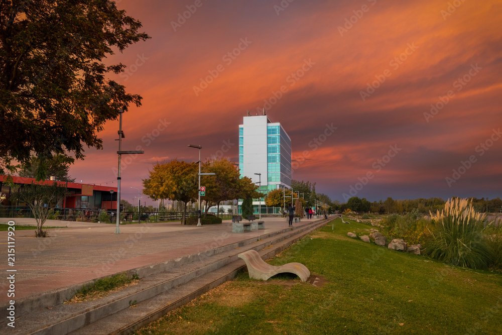 parque urbano en neuquen al atardecer