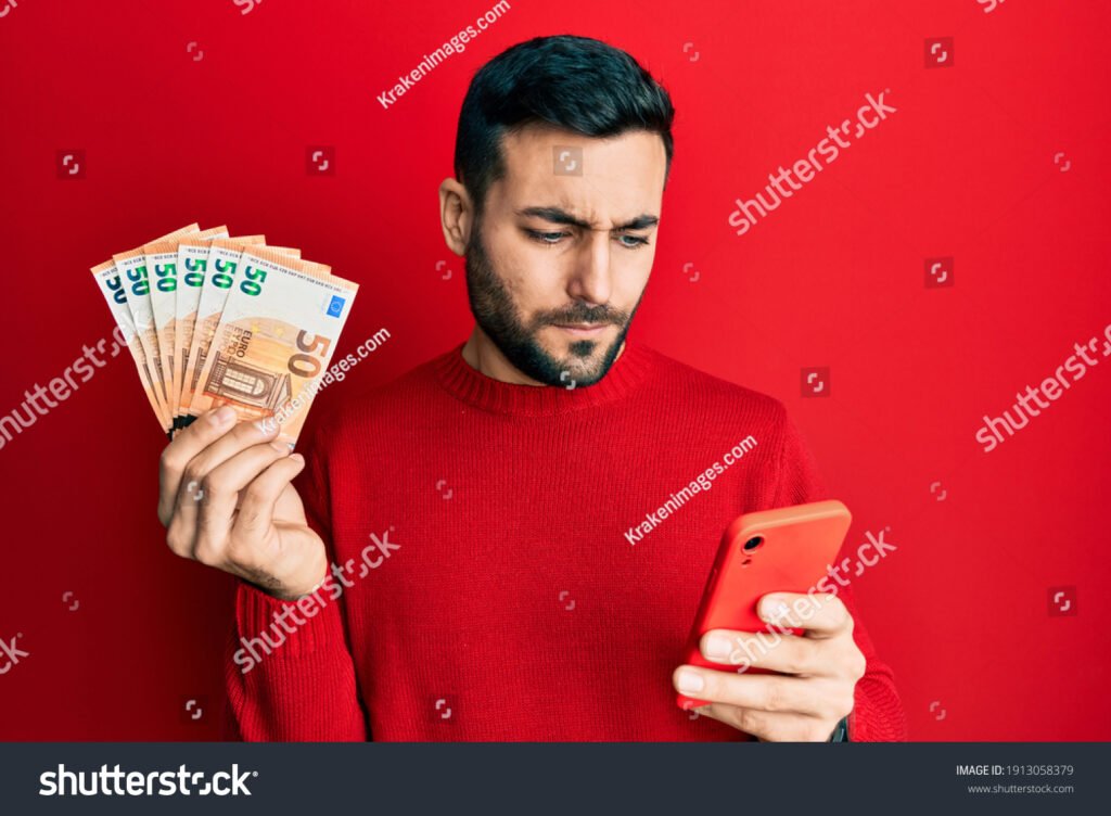 persona usando un smartphone con billetes