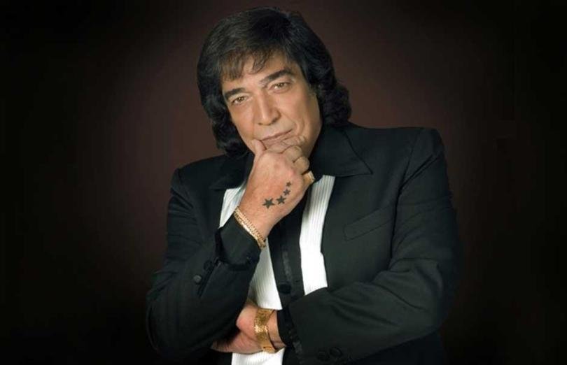 retrato de cacho castana en concierto