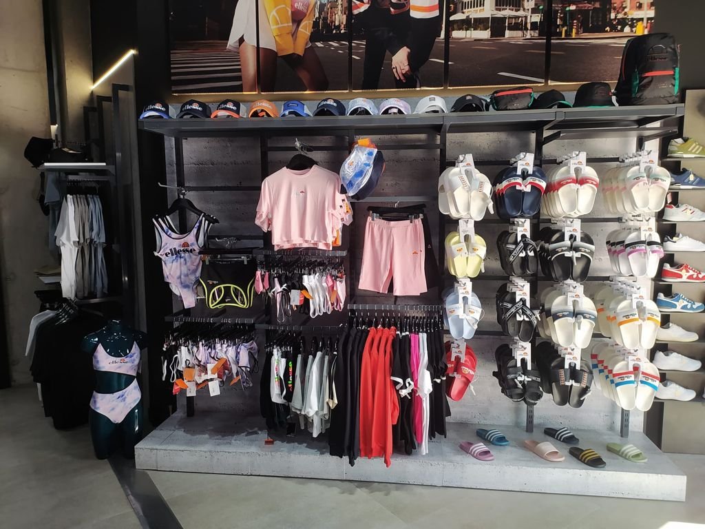 variedad de productos deportivos en estanterias
