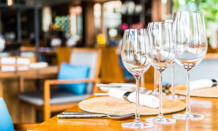 vino en copas sobre una mesa elegante
